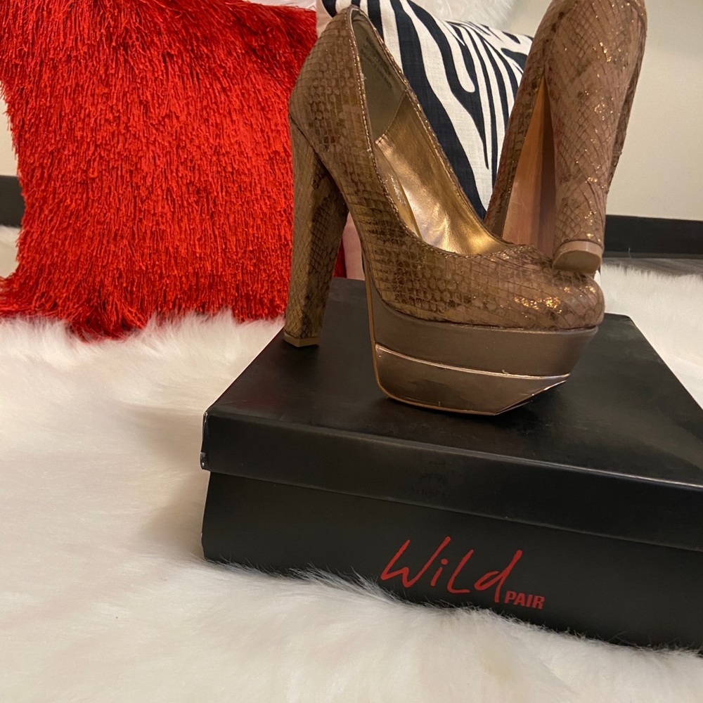Shoes - Picture 3 of 4